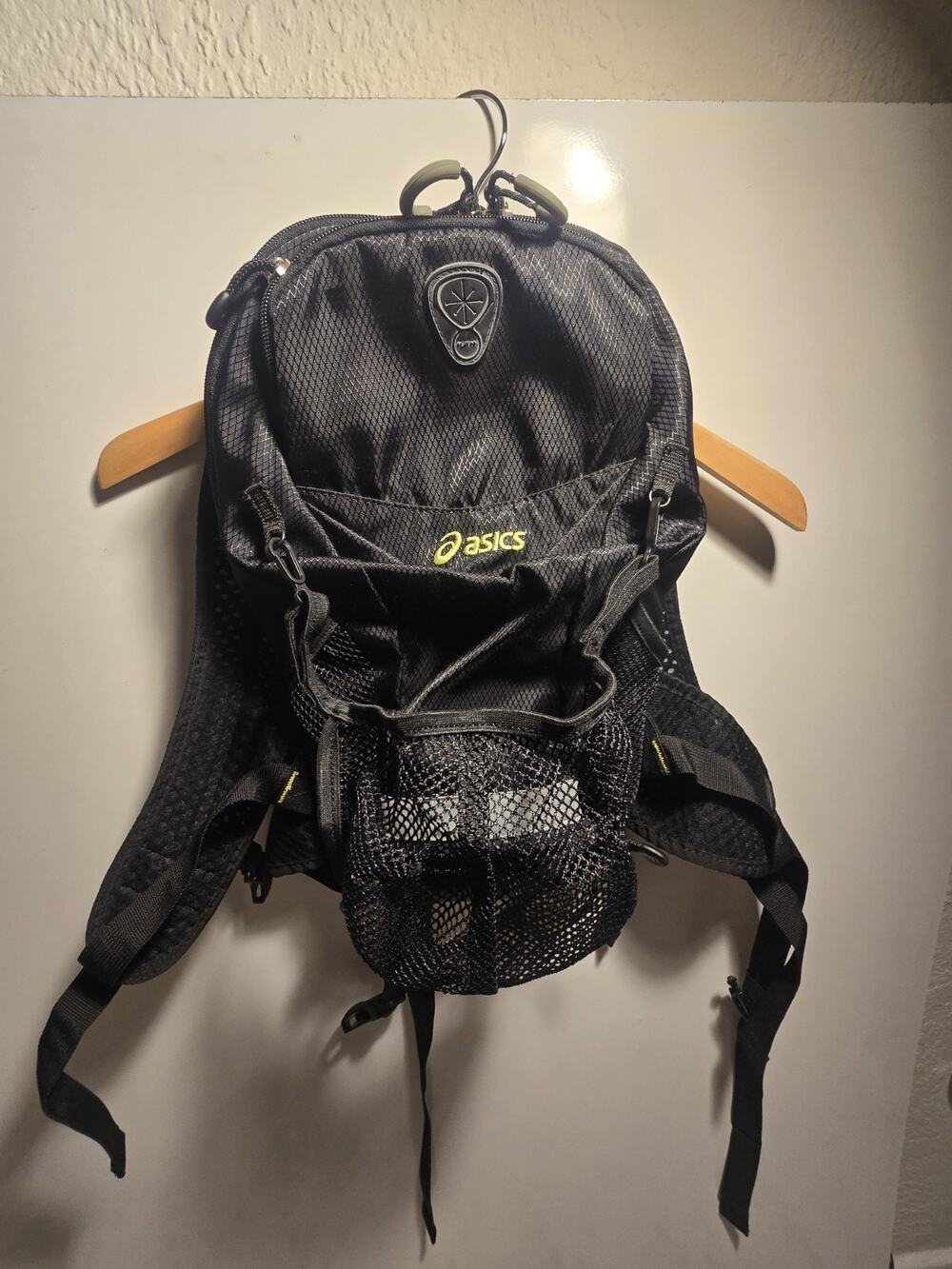 Asics Performance Run HIKE Backpack Zip Padded Black Gray comfort compartments